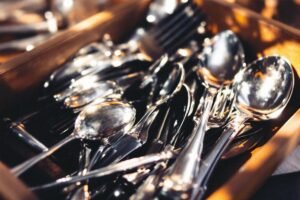 Comment ranger les couverts à la fin d'un repas ?