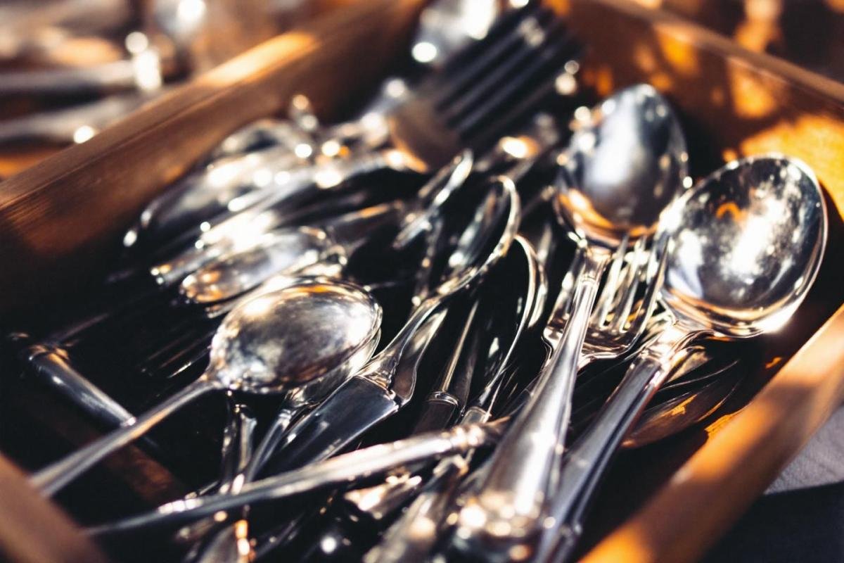 Comment ranger les couverts à la fin d'un repas ?