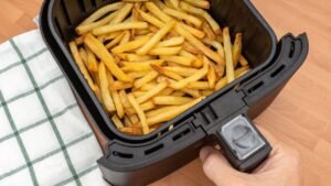 air fryer tout le monde oublie ce geste très simple pour avoir des frites dorées et croustillantes