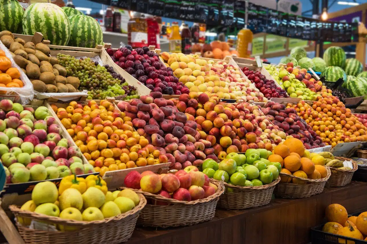 fruits et légumes bourrés de pesticides, ces deux enseignes de supermarchés sont à éviter, selon greenpeace